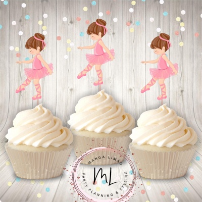Três cupcakes com cobertura branca e toppers de bailarinas em fundo de madeira clara com confetes
