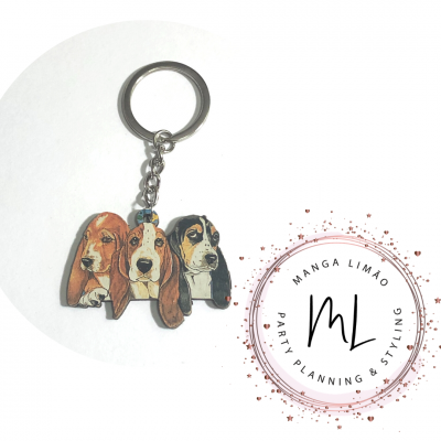 Chaveiro com desenho de três cães e selo circular Manga Limão Party Planning & Styling