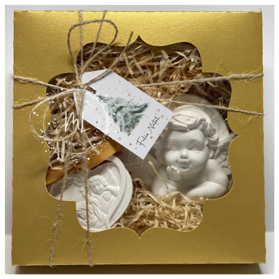 Caixa dourada com anjos de escultura branca e decoração natalícia