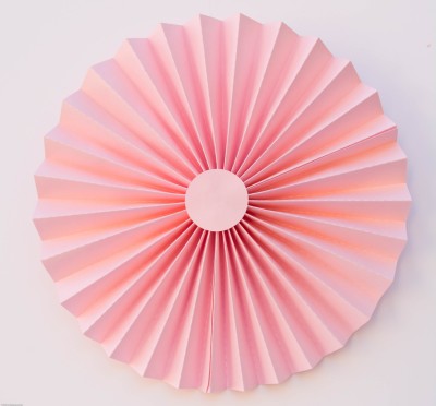 Leque decorativo rosa de papel com dobras radiais