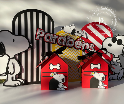 Caixas vermelhas com Snoopy e painéis coloridos com a palavra Parabéns