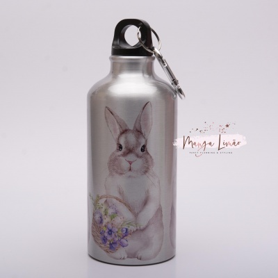 Garrafa metálica prateada com ilustração de coelho e flores