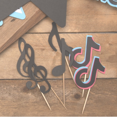Toppers decorativos musicais e TikTok em papel sobre madeira
