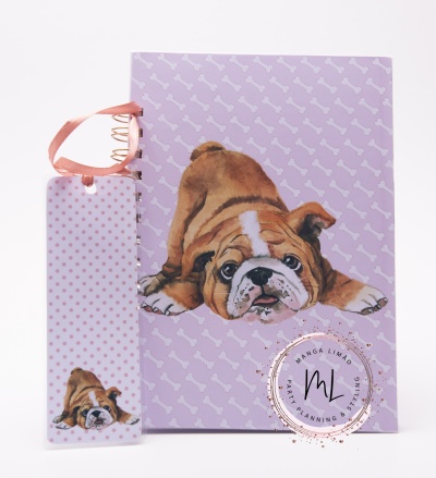Caderno lilás com bulldog e marcador de páginas rosa com bolinhas e bulldog
