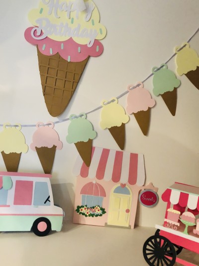 Decoração de festa com temas de gelados e lojas em papel colorido