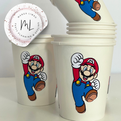 Copos de papel com imagem do Mario dos videojogos