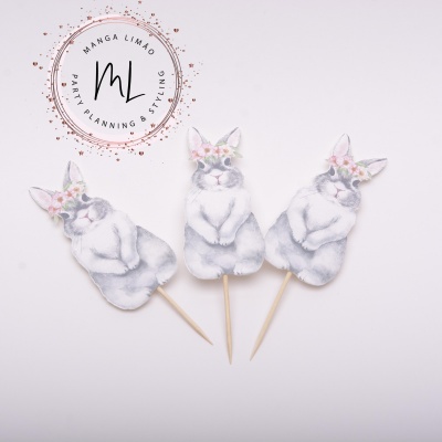 Três toppers para bolos em forma de coelho branco com coroa de flores
