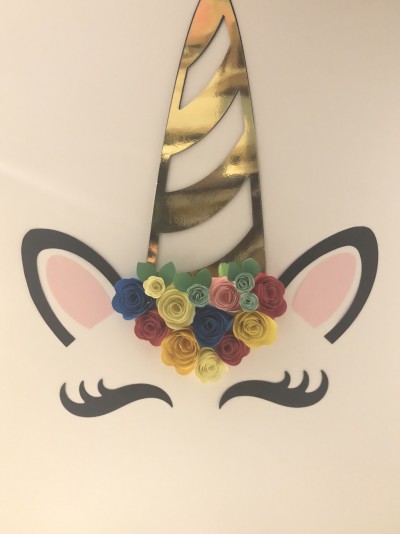 Decoração de parede de unicórnio com chifre dourado e flores coloridas em papel