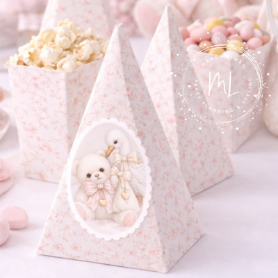 Caixas triangulares decorativas com padrão floral e ilustração de urso e cegonha