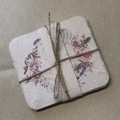 Bases para copos quadradas com flores e corda rústica