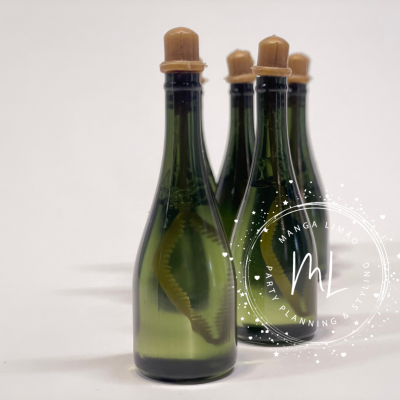 Três garrafas verdes transparentes com rolhas de cortiça