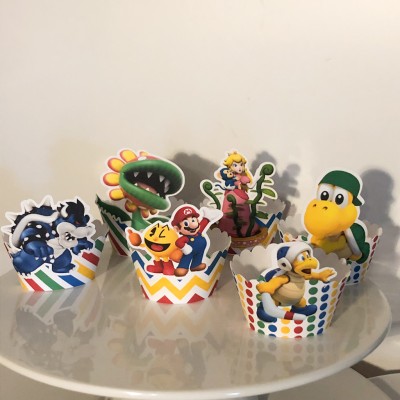 Caixinhas de cupcake com personagens coloridos Nintendo em padrões listrados e de bolinhas