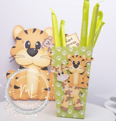 Caixa verde decorativa com velas verdes e adornos de vaca e tigre em fundo branco