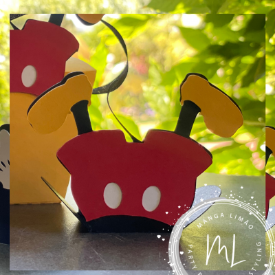 Caixa para festas com tema Mickey Mouse em papel colorido em fundo de plantas