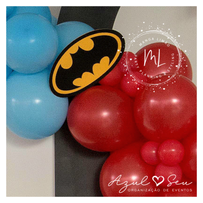 Balões azuis e vermelhos com símbolo do Batman para decoração de eventos