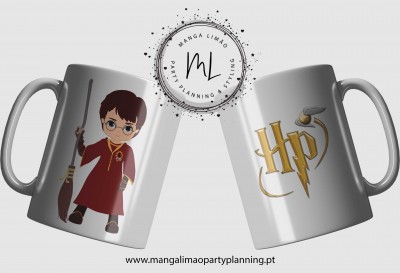 Canecas brancas com ilustrações de personagem de fantasia e logótipo Hp.