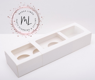 Caixa branca com três compartimentos e tampa com recortes