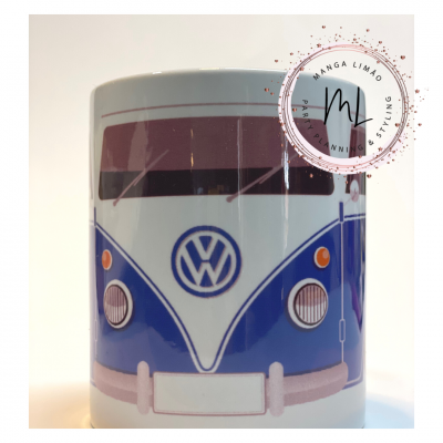 Caneca branca com estampa de frente de viatura Volkswagen clássica azul e branca