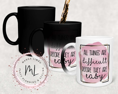 Três canecas com design e texto, uma preta fosca, uma preta com texto rosa, uma branca com texto rosa