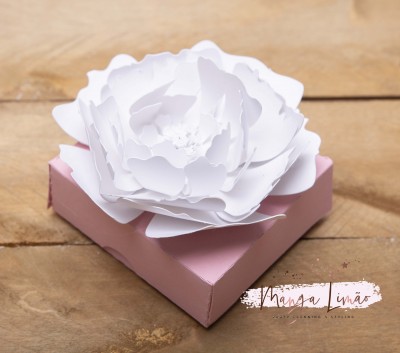 Caixa cor-de-rosa com flor de papel branca e etiqueta Mãnsã e Limão