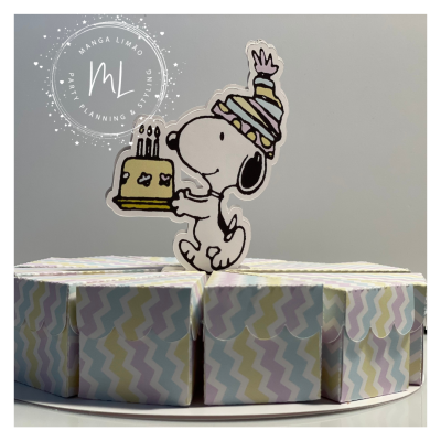 Caixas de presente coloridas e figura de Snoopy com bolo