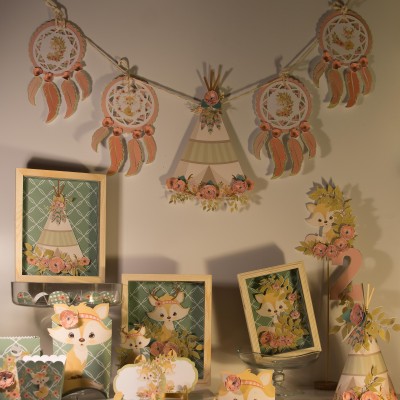 Decoração infantil com animais e tendas em tons pastel