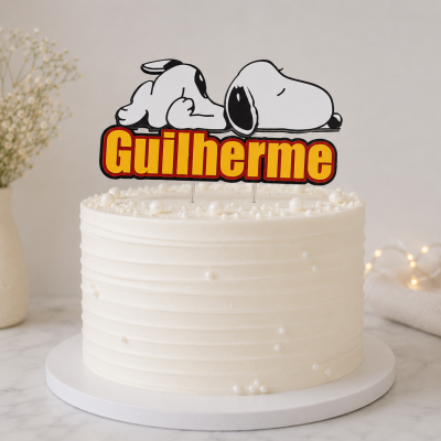 Bolo branco decorado com topper Snoopy e nome Guilherme