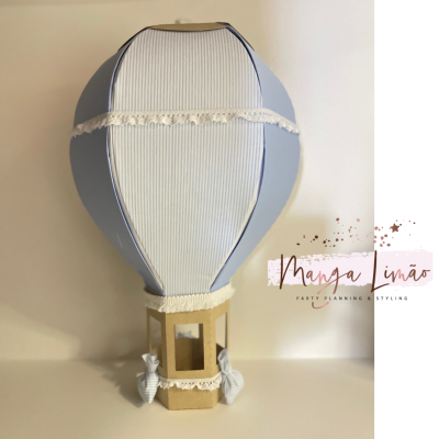 Balão decorativo azul e branco com renda, em suporte neutro sobre fundo branco