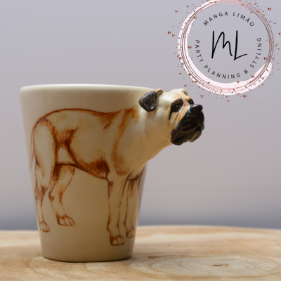 Caneca de cerâmica bege com cão em relevo e desenho