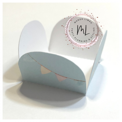 Embalagem de papel azul claro com padrão de bandeirolas pastel