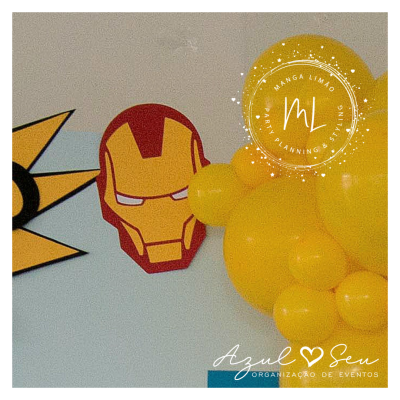 Balão amarelo com máscara do Homem de Ferro e estrela na parede