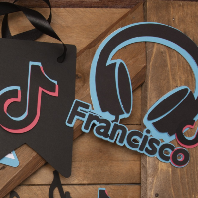 Cartazes decorativos com logo do TikTok e nome Francisco sobre madeira
