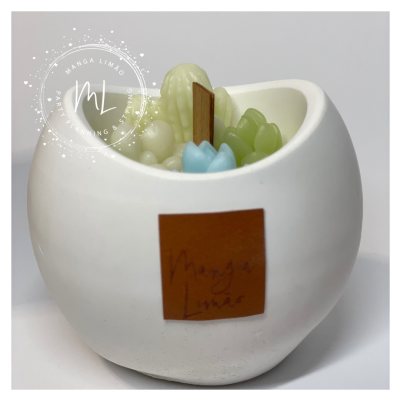 Vela decorativa em recipiente branco com várias velas pequenas coloridas