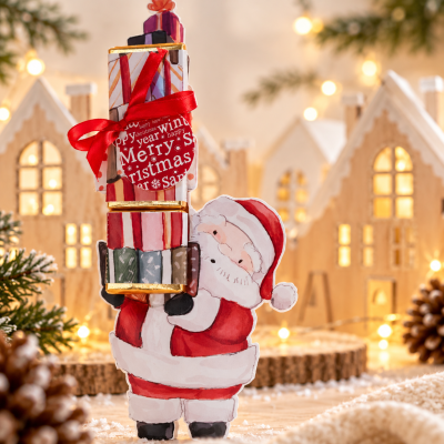 Figura decorativa de Pai Natal com presentes coloridos e laço vermelho