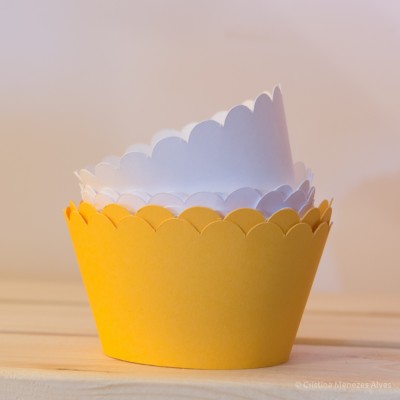 Formas de papel para cupcakes em branco e amarelo com bordas onduladas