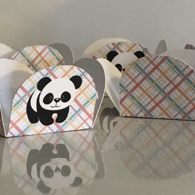 Pequenas caixas de papel com desenhos de panda e padrão quadriculado colorido.