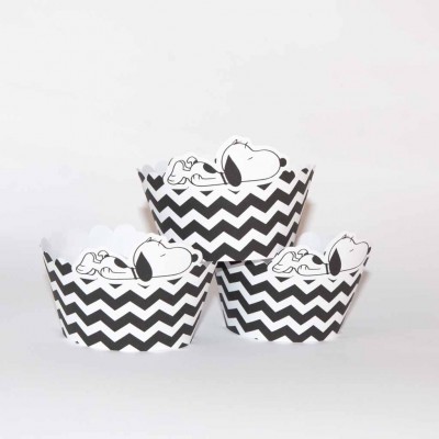 Formas para bolos em papel com padrão chevron e figura do Snoopy.