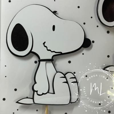 Figura de madeira do Snoopy em fundo com bolinhas pretas cinza