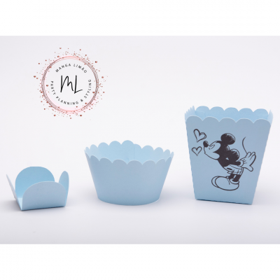 Três caixas de papel azul claro com bordas onduladas e desenho de rato estilo Mickey Mouse.