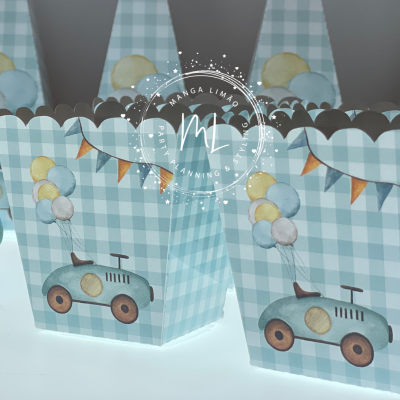 Caixas de papel azuis com carro e balões impressos