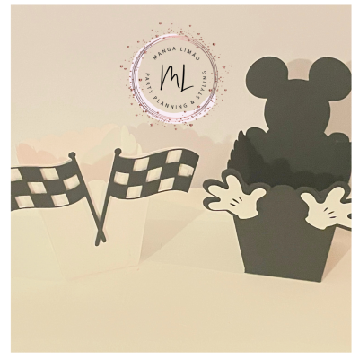Decoração de papel com bandeiras xadrez e silhueta de personagem Mickey em preto e branco