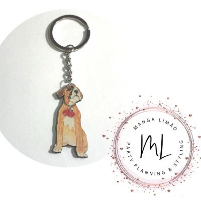 porta-chaves com figura de cão sentado em madeira, selo redondo MANGA LIMÃO PARTY PLANNING & STYLING