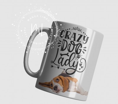 Caneca branca com a frase 'CRAZY DOG Lady' e imagem de cão deitado