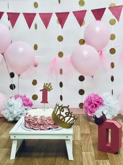 Bolo decorado para aniversário com balões e decoração em rosa e dourado