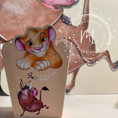 Embalagem de papel com ilustração dos personagens Simba, Timão e Pumba do filme O Rei Leão.