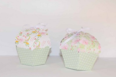 Embalagens de papel para presente em forma de cupcake com padrão floral e base verde bolinhas