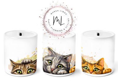 Três velas brancas com estampas de gatos coloridos diferentes