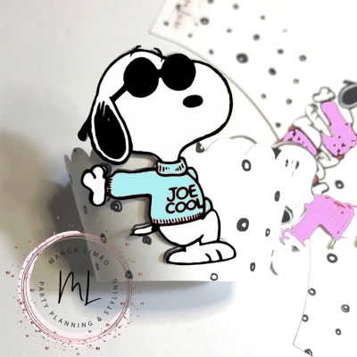 Cartão recortado com Snoopy de óculos escuros e camisola azul com texto 'JOE COOL'