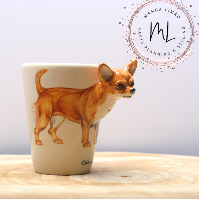 Caneca branca com ilustração em relevo de cão Chihuahua castanho