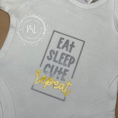 Body de bebé branco com texto estampado cinzento e amarelo